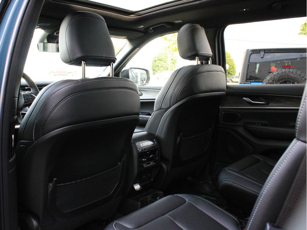 New 2026 Jeep Grand Cherokee L Limited w/ Limited Altitude Package AWD/4WD image 32