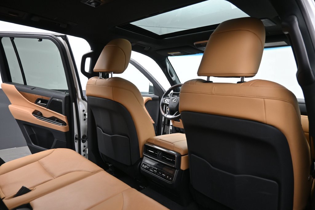 Used 2025 Lexus LX 600 4WD w/ Luxury Package image 3
