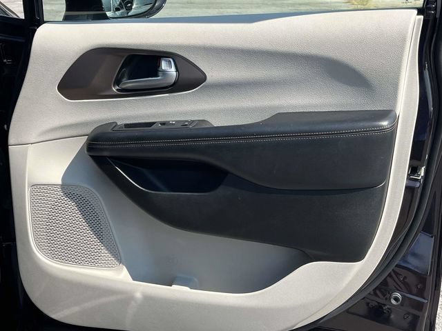 Used 2018 Chrysler Pacifica Touring-L FWD image 25