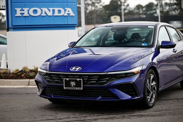 Used 2025 Hyundai Elantra SEL image 2