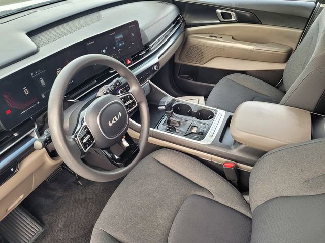 Used 2025 Kia Carnival LX FWD image 8