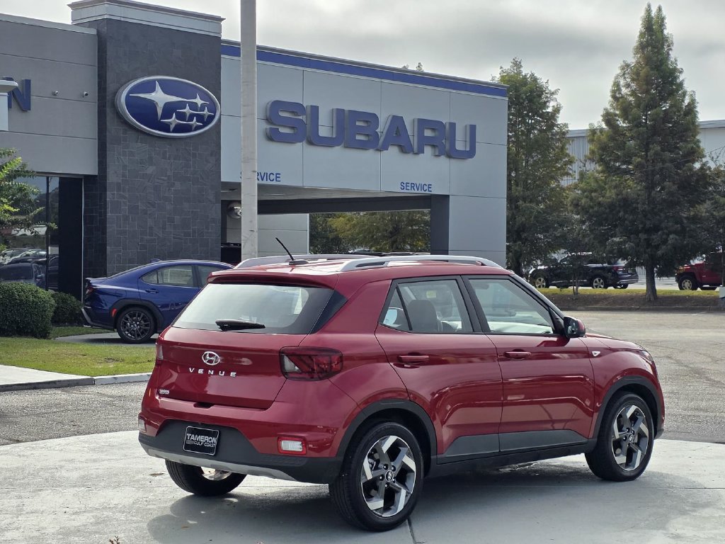 Used 2023 Hyundai Venue Limited w/ Cargo Package FWD image 5