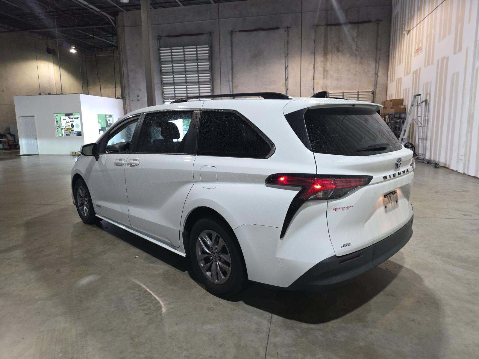 Used 2021 Toyota Sienna LE w/ LE Plus Package AWD/4WD image 2