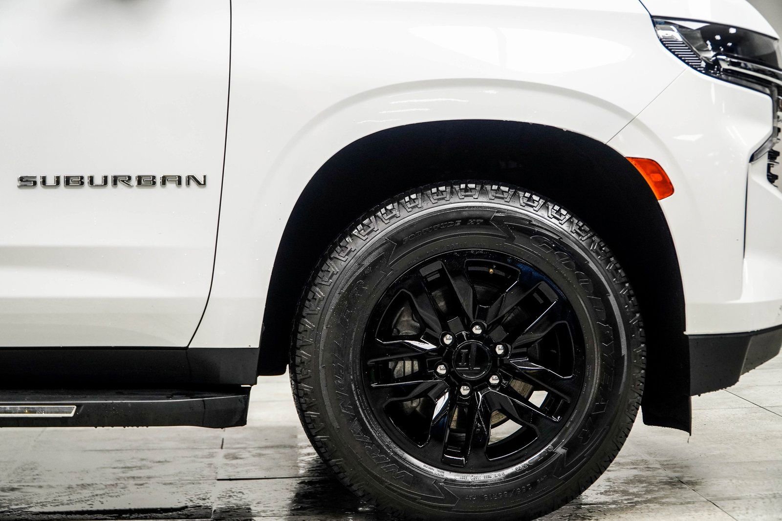 Used 2024 Chevrolet Suburban LT RWD image 9