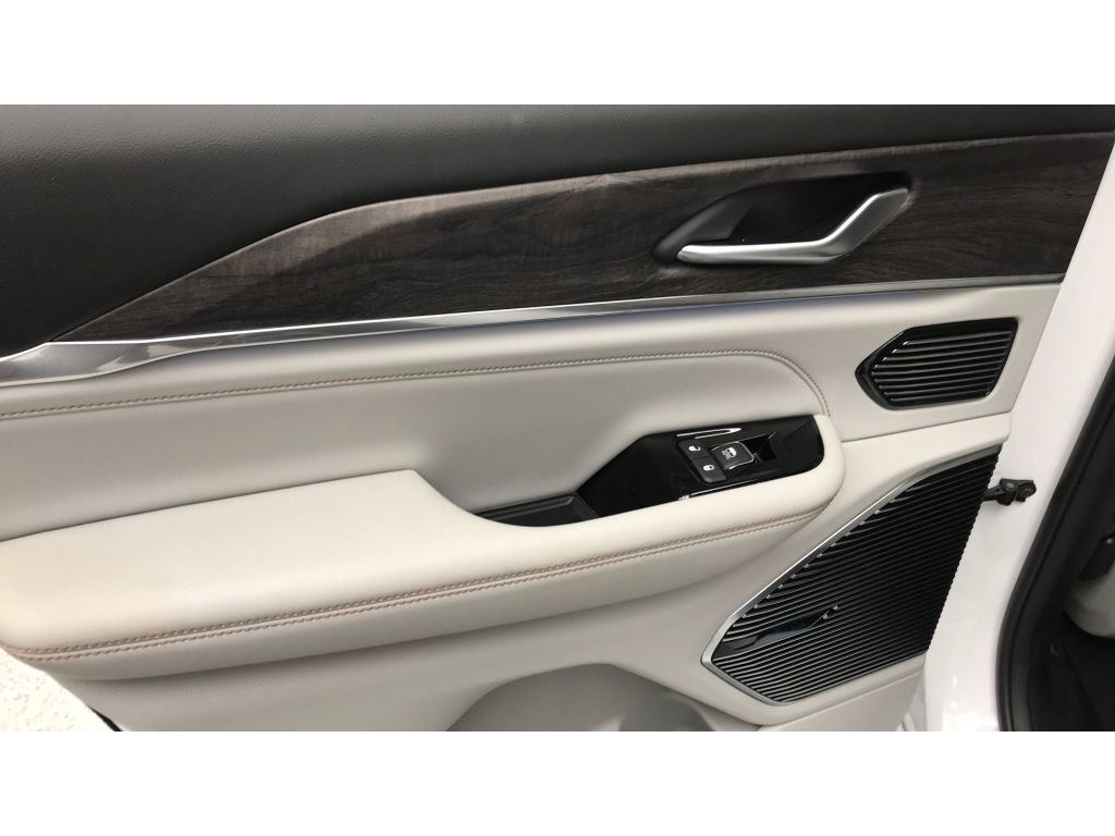 Used 2023 Jeep Grand Cherokee Overland w/ Adv Protech Group III image 18