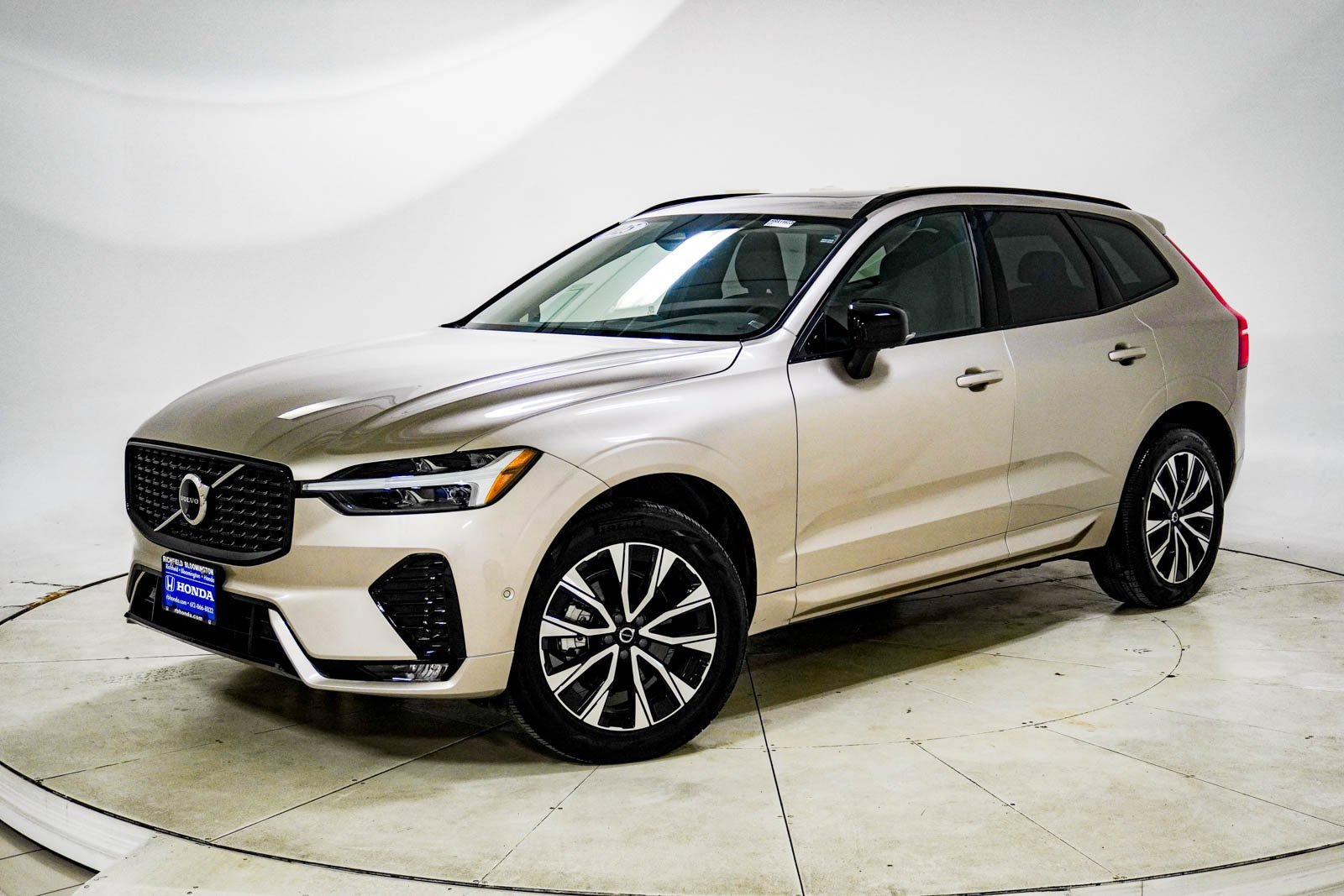 Used 2025 Volvo XC60 B5 Plus image 1