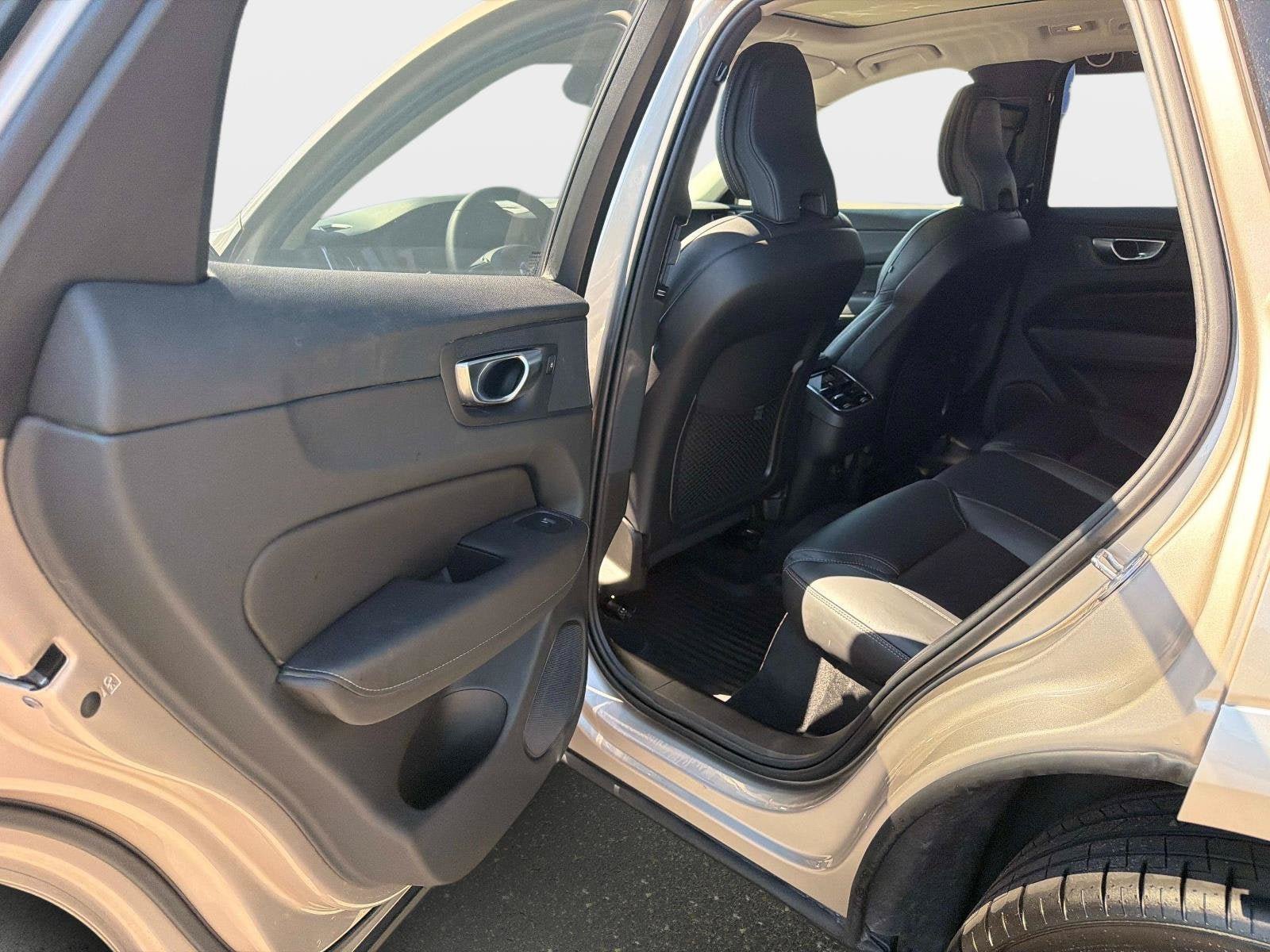 Certified 2024 Volvo XC60 B5 Ultimate w/ Protection Package Premier AWD/4WD image 13