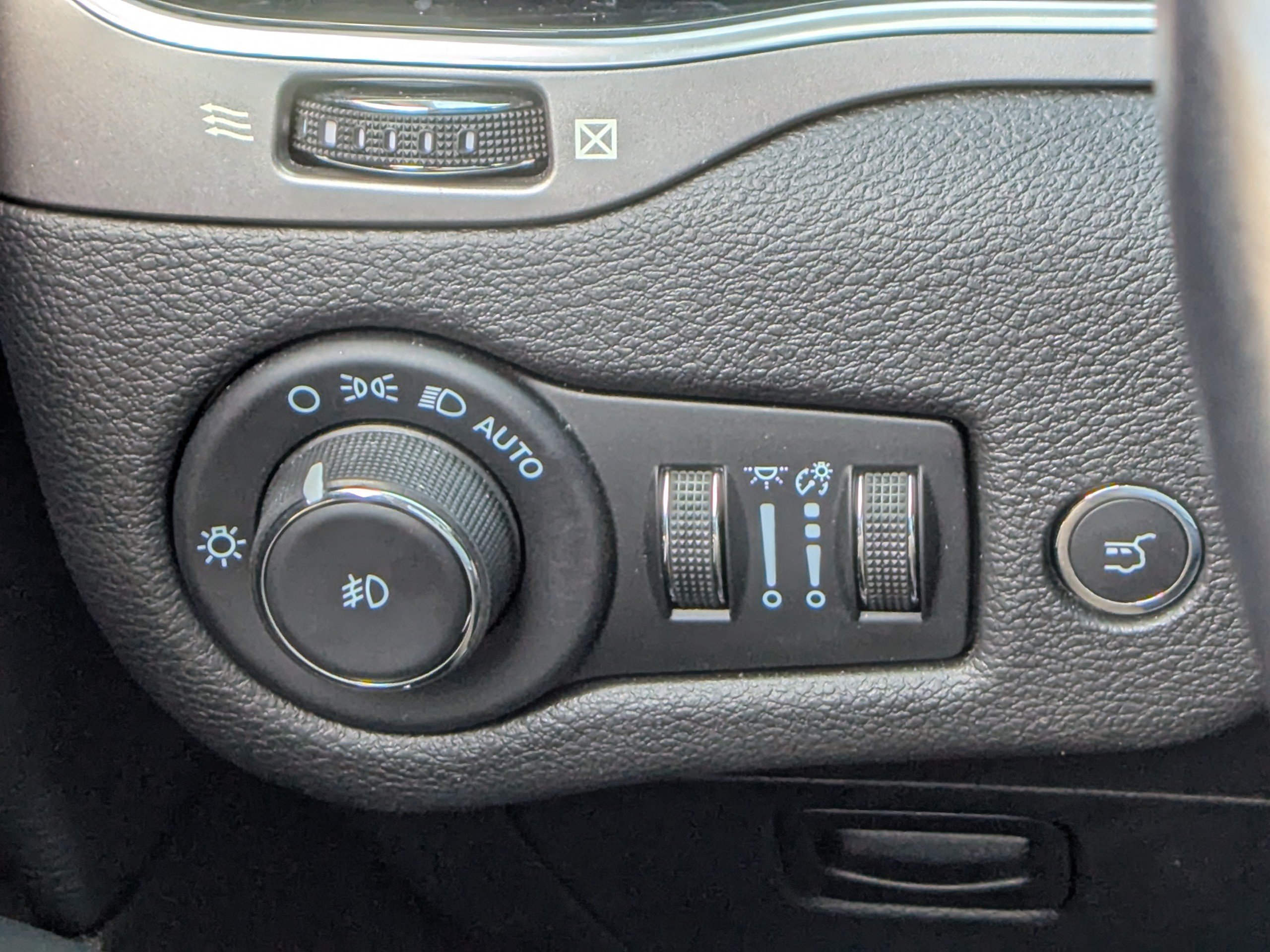 Used 2021 Jeep Cherokee Limited AWD/4WD image 33