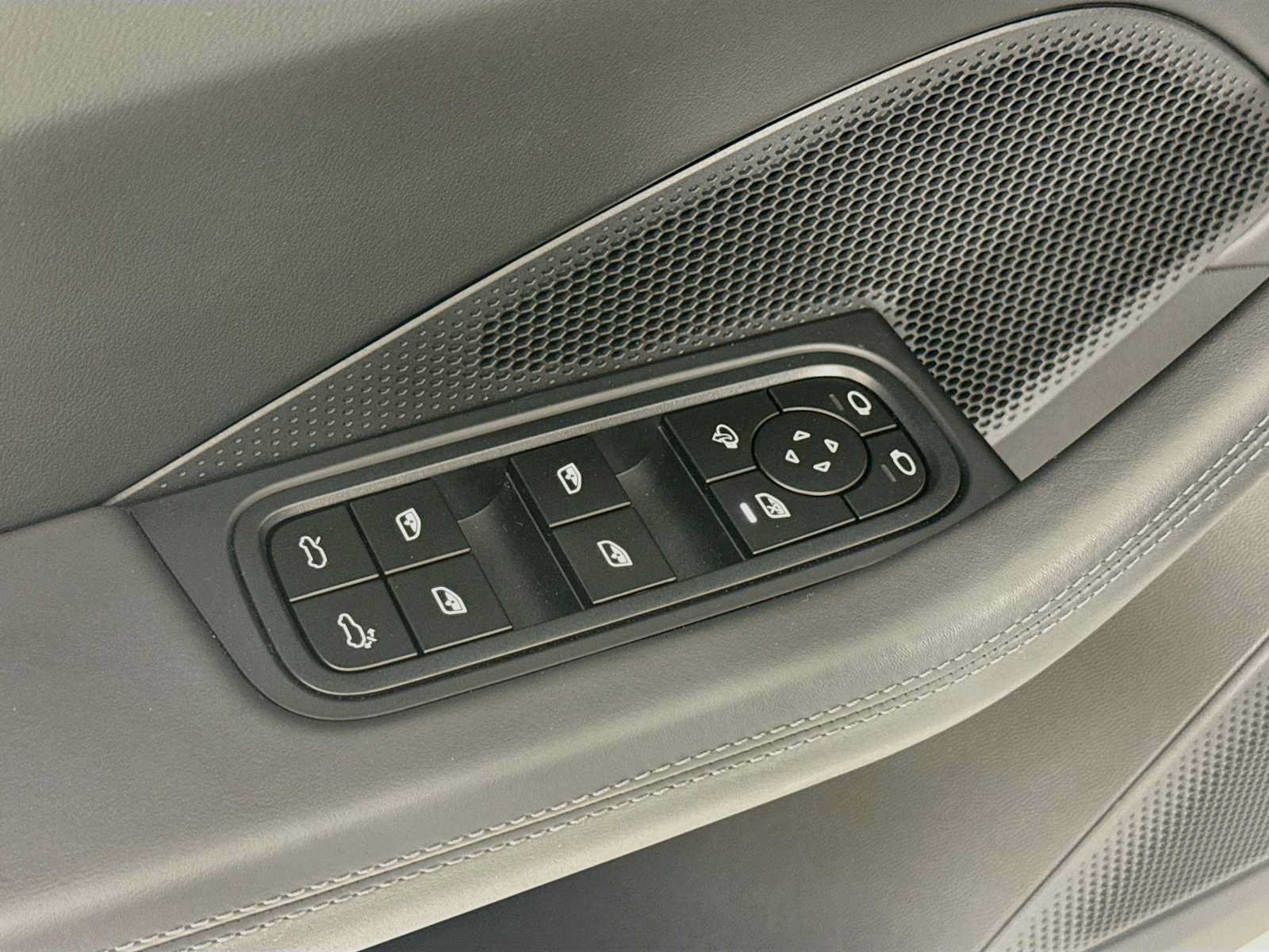 Used 2026 Porsche Macan Electric RWD image 11