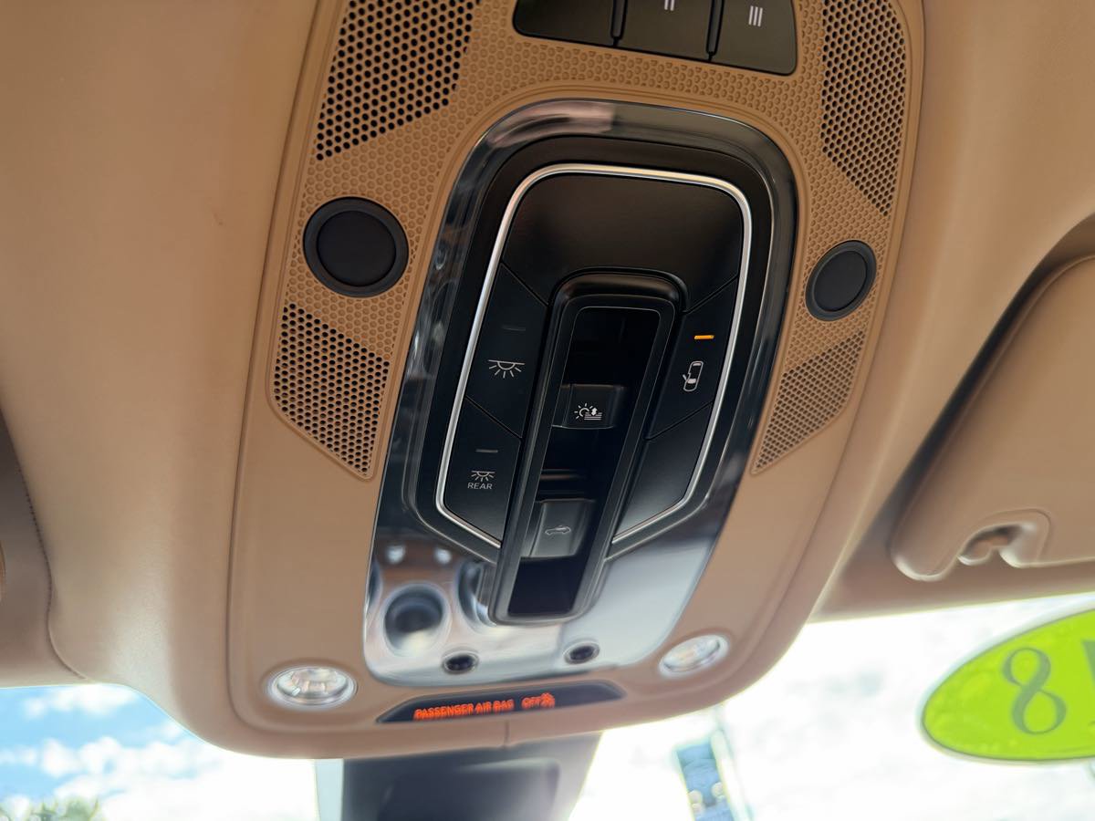 Used 2018 Bentley Bentayga image 68