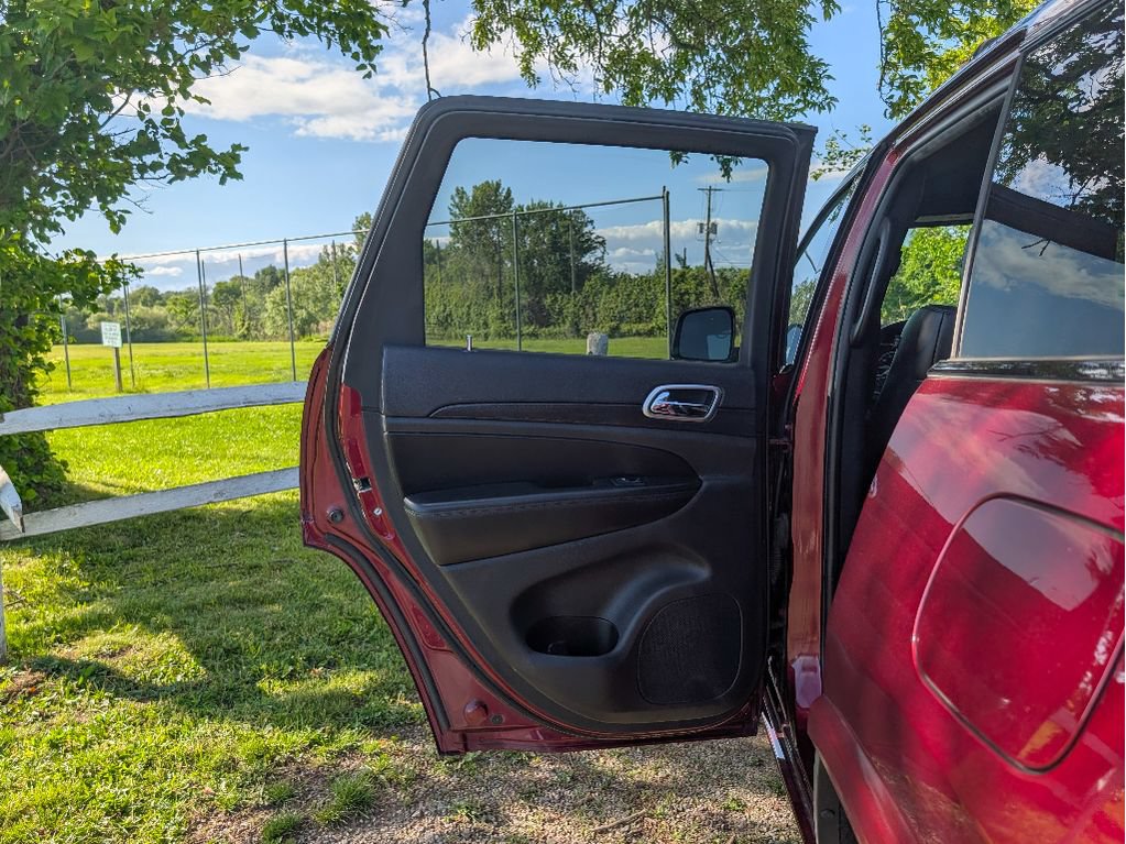 Used 2018 Jeep Grand Cherokee Altitude AWD/4WD image 11