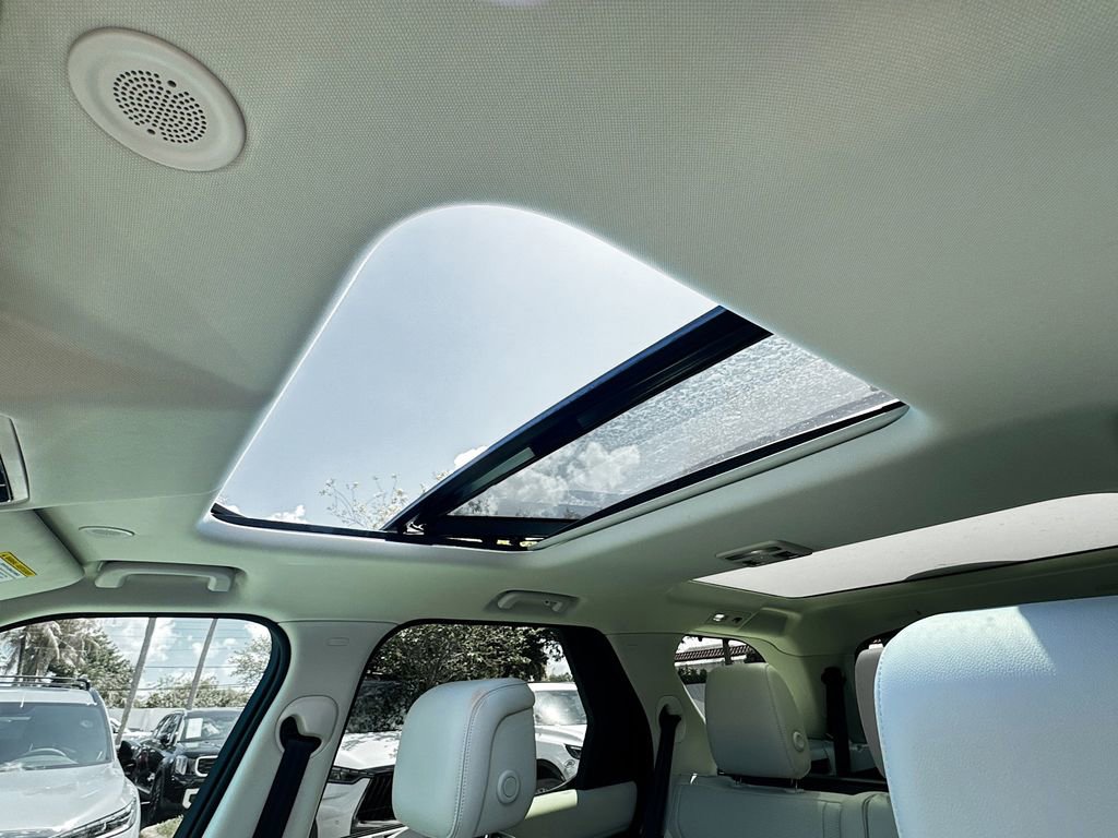 Used 2025 Land Rover Discovery S image 24