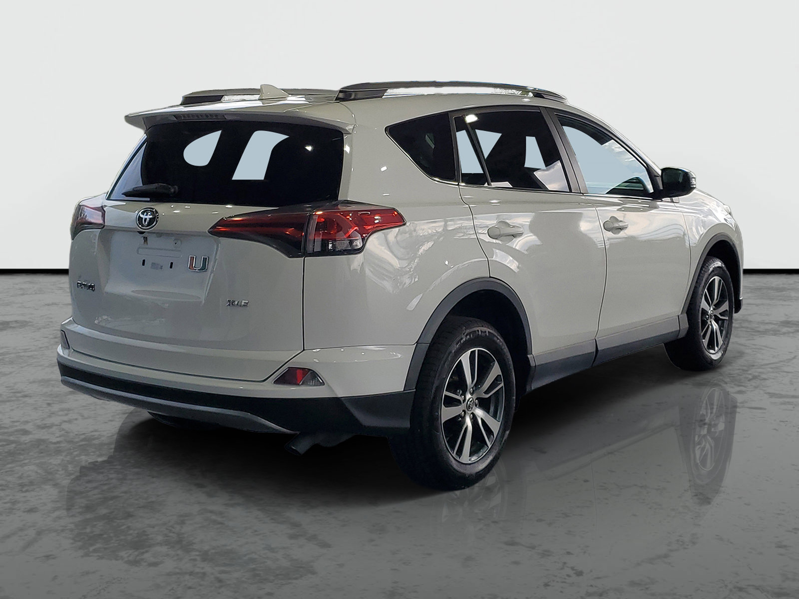 Used 2018 Toyota RAV4 XLE w/ Plus Extra Value Package FWD image 3