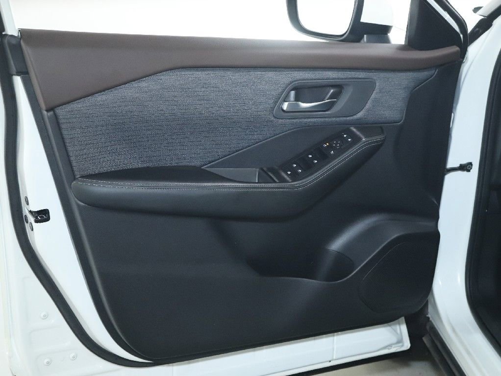 Used 2023 Nissan Rogue SV image 15