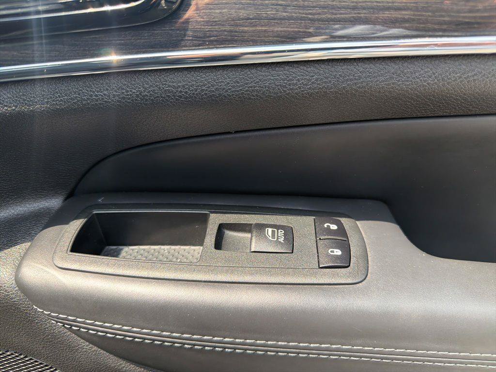 Used 2020 Jeep Grand Cherokee Overland AWD/4WD image 24