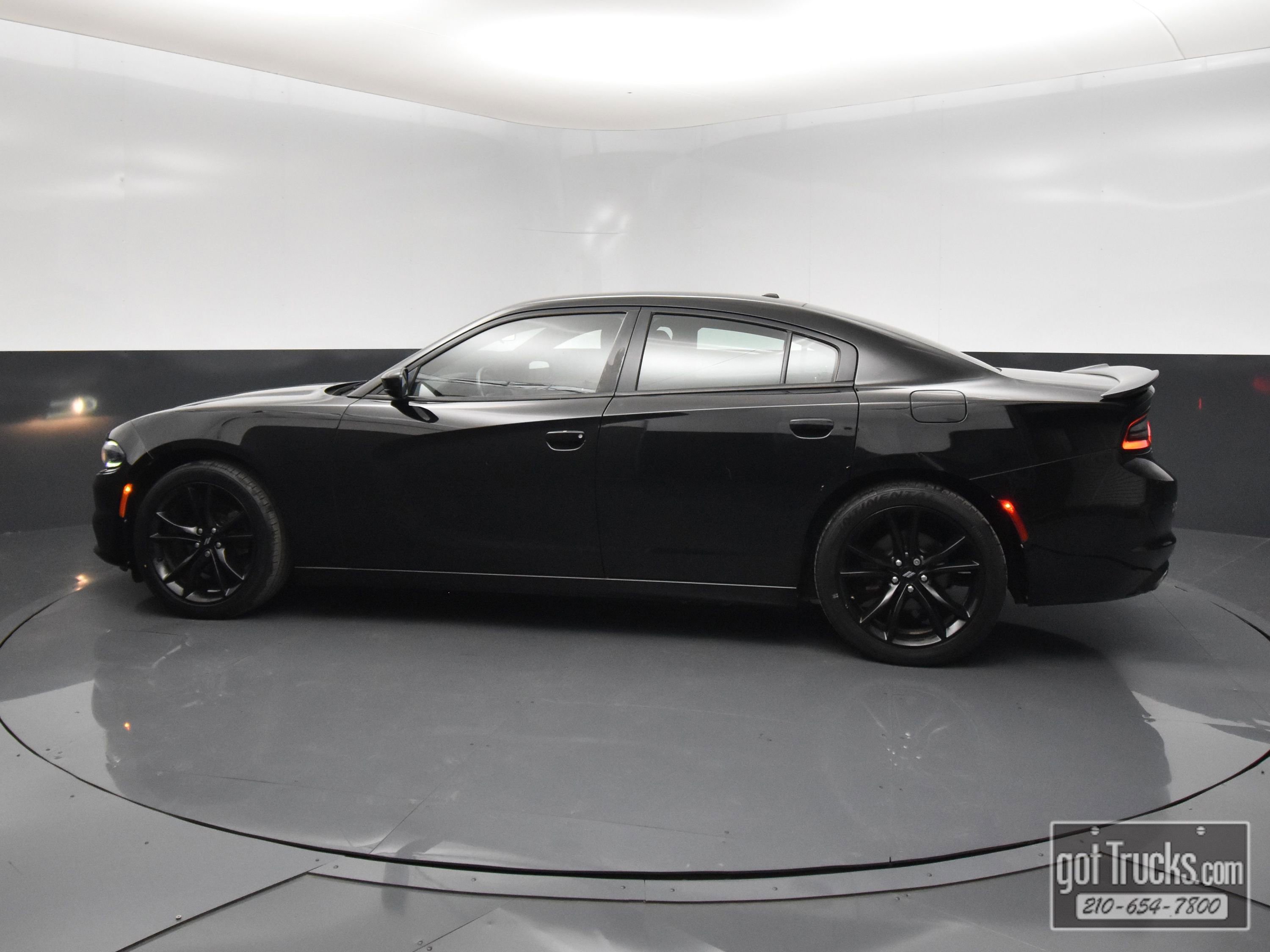 Used 2018 Dodge Charger SXT w/ Blacktop Package RWD image 3