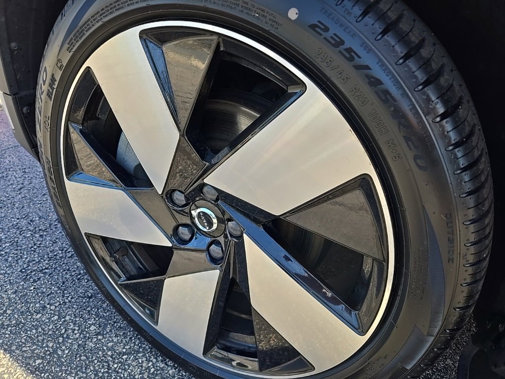 Certified 2023 Volvo XC40 Recharge Ultimate image 4