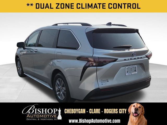 Used 2025 Toyota Sienna XLE FWD image 11