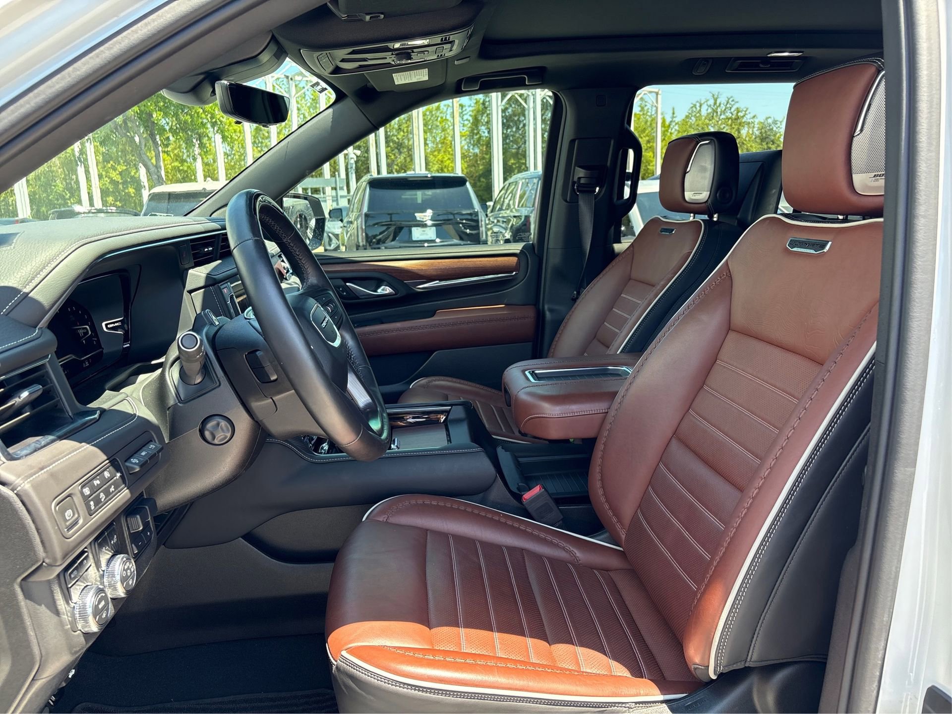 Used 2024 GMC Yukon Denali Ultimate AWD/4WD image 9