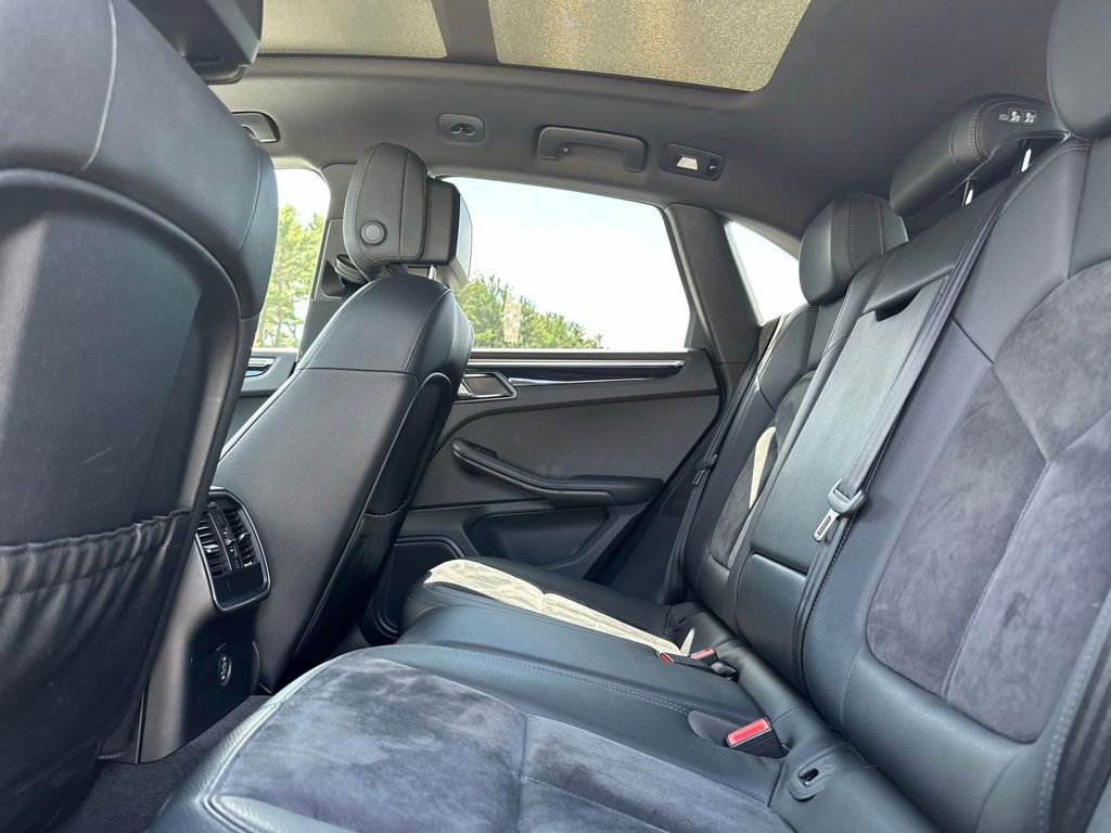Used 2018 Porsche Macan AWD/4WD image 19