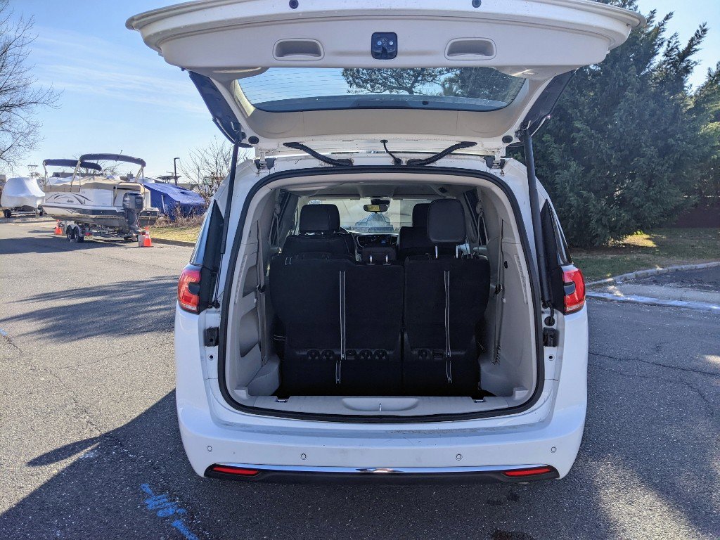 Used 2023 Chrysler Pacifica Touring-L image 7