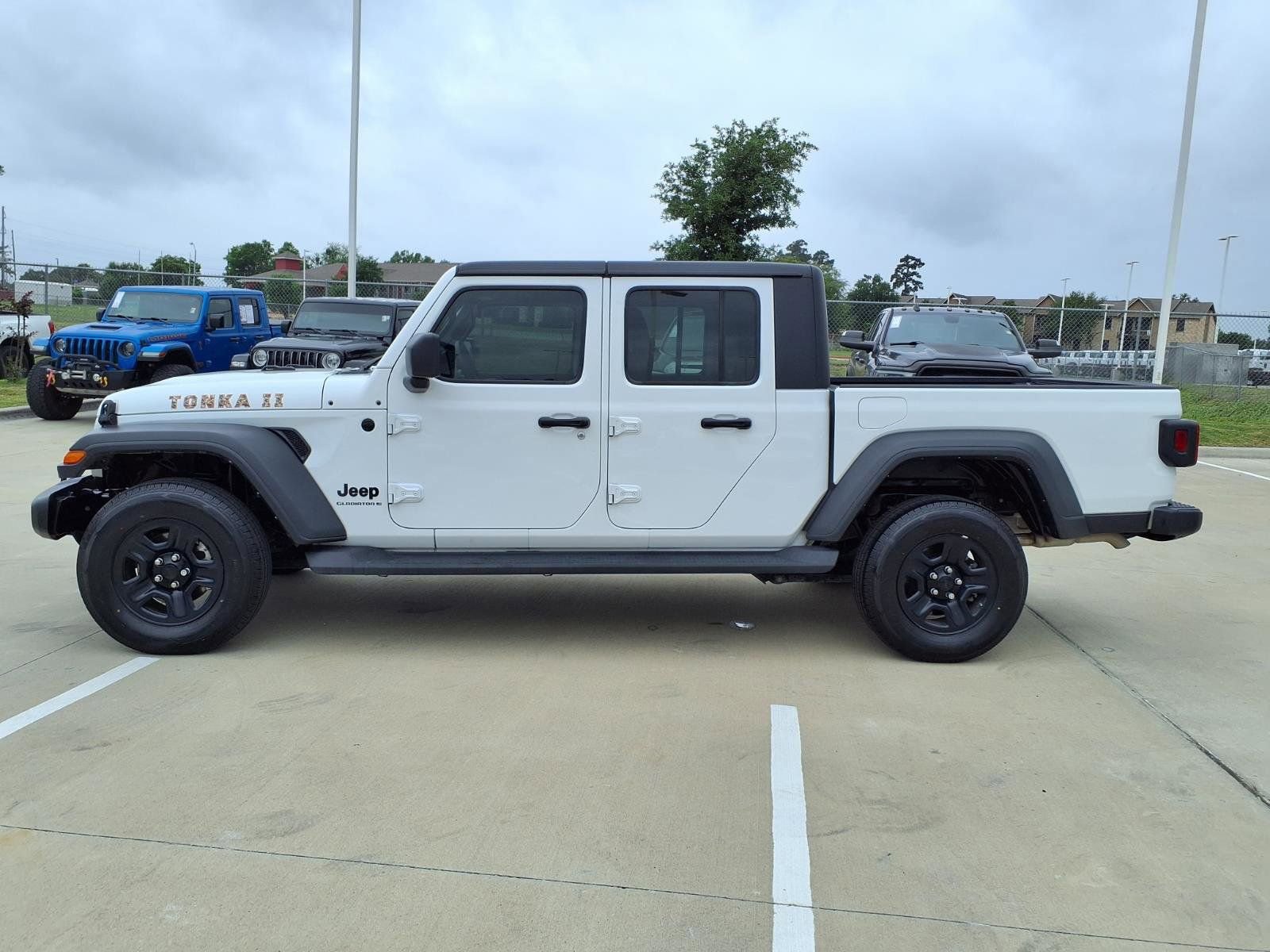 Used 2024 Jeep Gladiator Sport AWD/4WD image 8