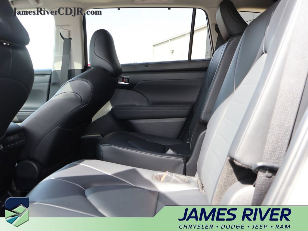 Used 2025 Toyota Highlander XLE image 19