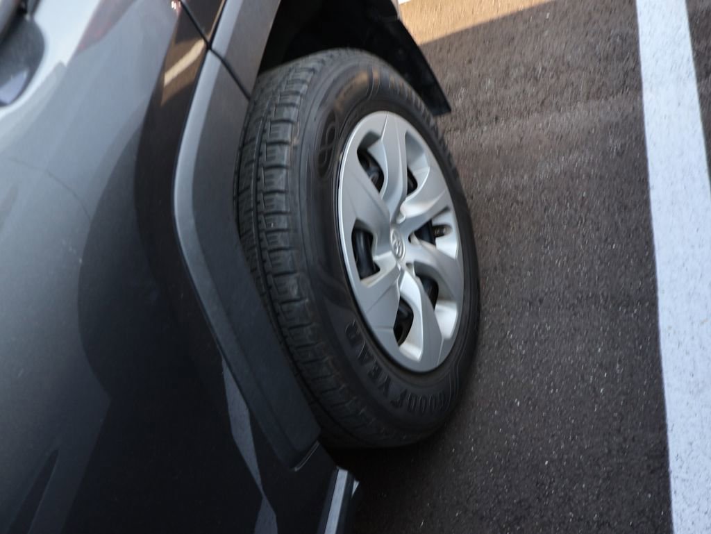 Used 2021 Toyota RAV4 LE AWD/4WD image 12