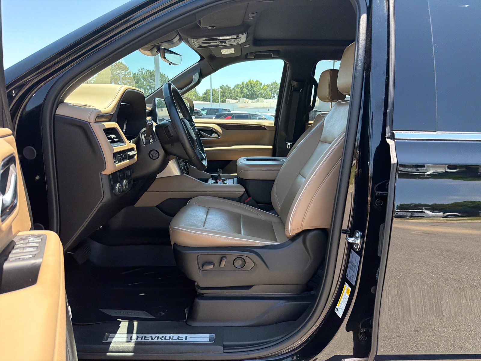 Used 2024 Chevrolet Suburban Premier w/ Premium Package RWD image 14