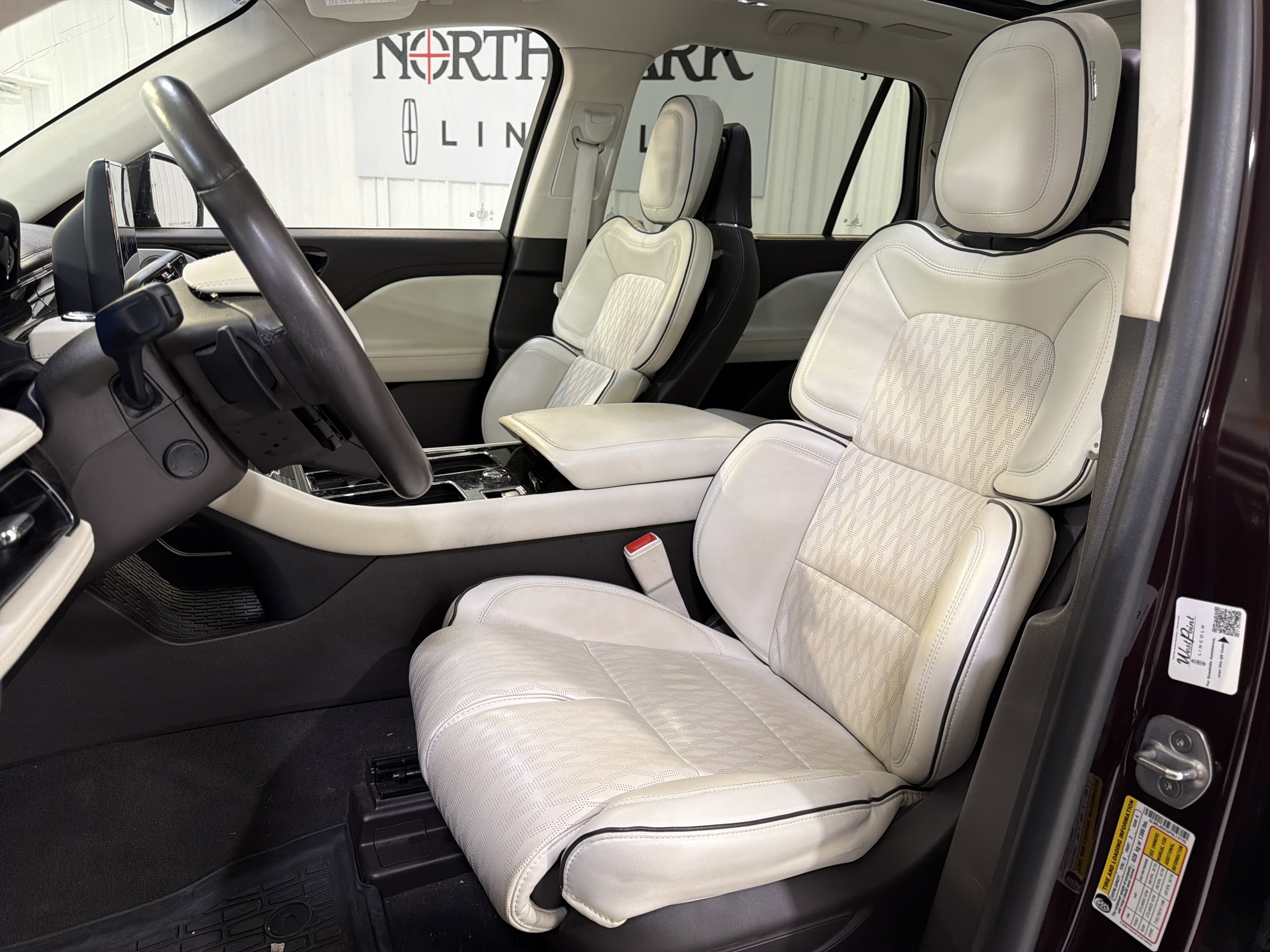 Used 2023 Lincoln Aviator Black Label AWD/4WD image 9
