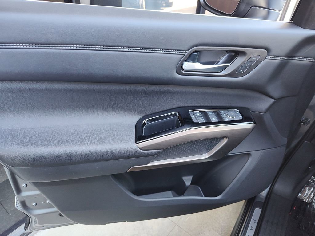 Used 2025 Nissan Pathfinder Platinum image 18