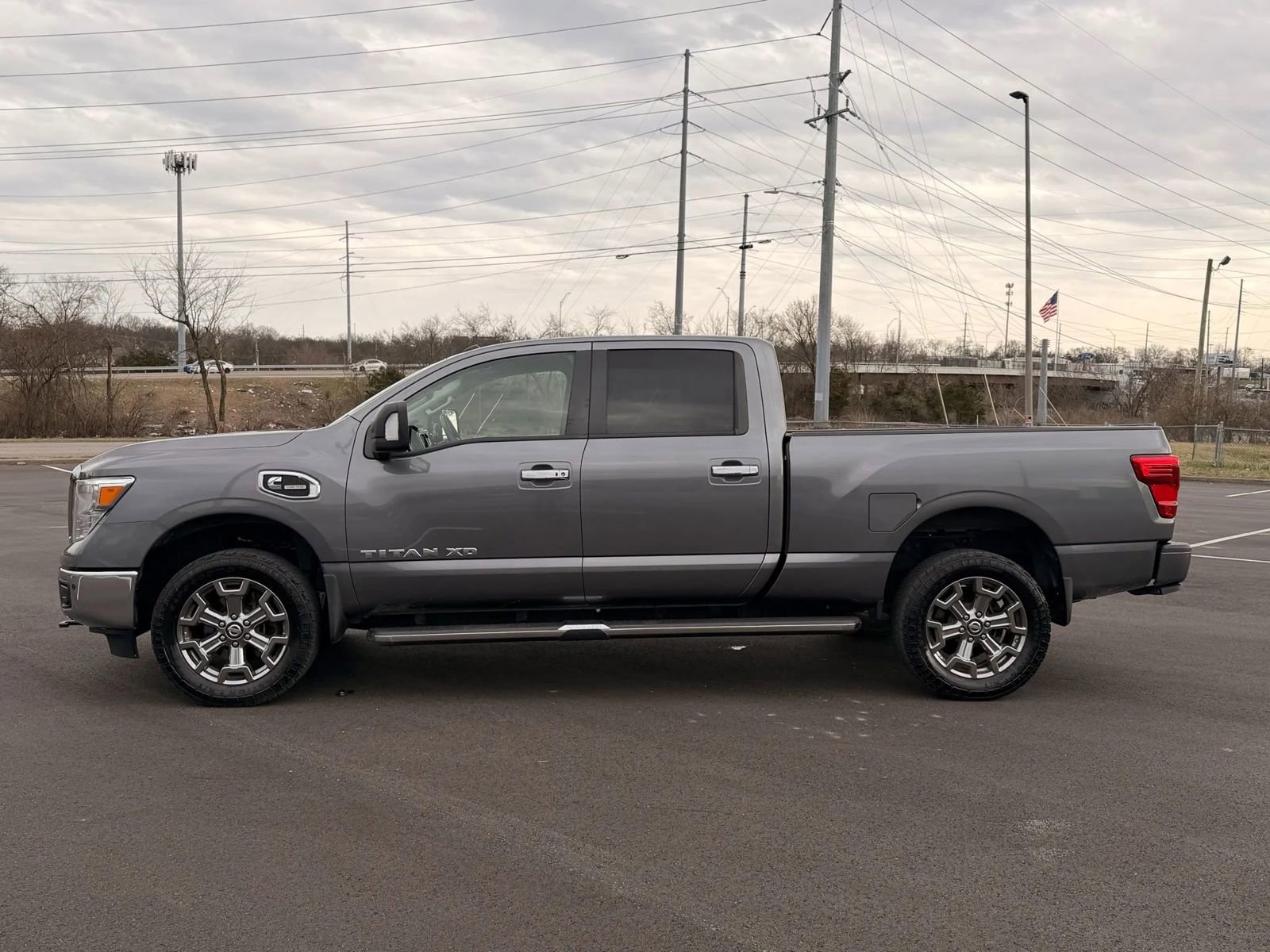 Used 2019 Nissan Titan SV w/ SV Convenience Package image 3