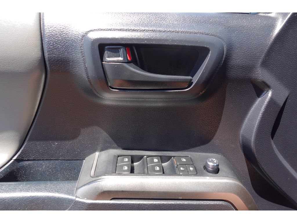 Used 2018 Toyota Tacoma SR5 RWD image 11