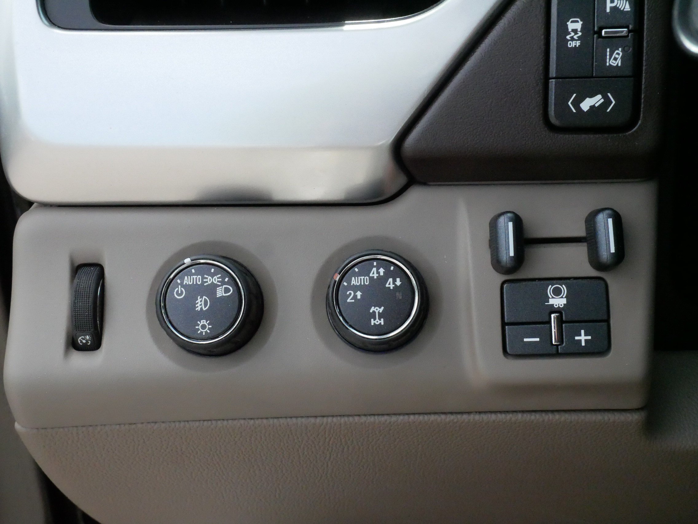 Used 2015 Chevrolet Suburban LT w/ Luxury Package AWD/4WD image 26