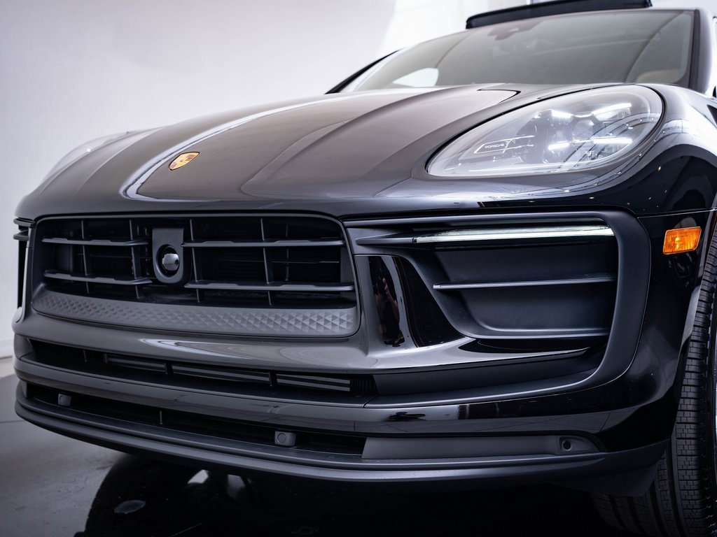 Certified 2025 Porsche Macan image 14