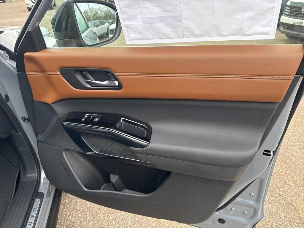 New 2026 Nissan Pathfinder Platinum image 32