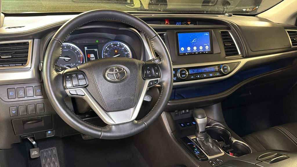 Used 2018 Toyota Highlander SE image 18