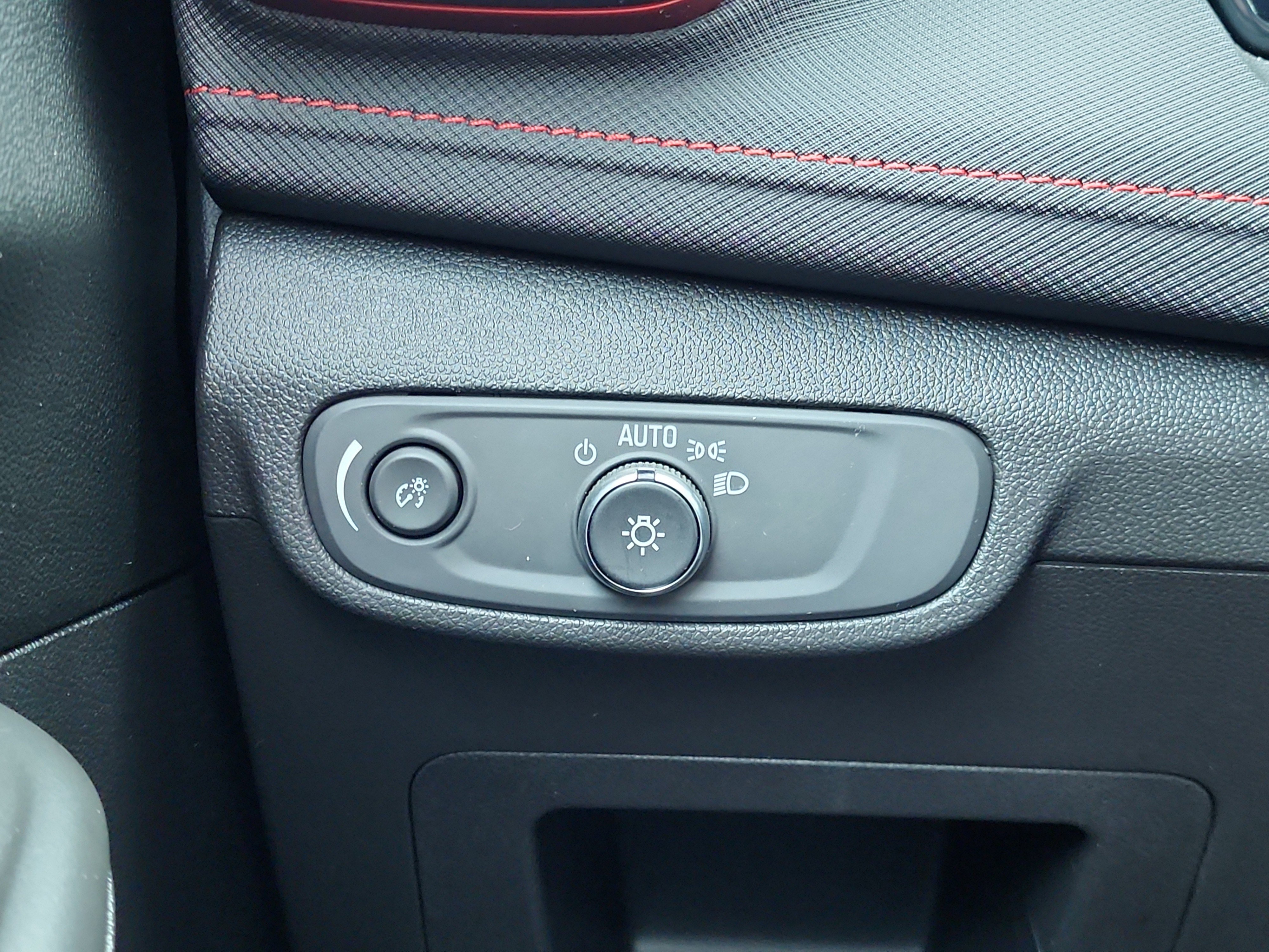 Used 2025 Chevrolet TrailBlazer RS w/ Driver Confidence Package image 25