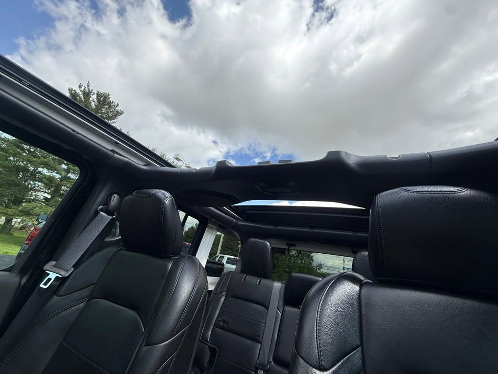 Used 2022 Jeep Wrangler Unlimited Sahara AWD/4WD image 31