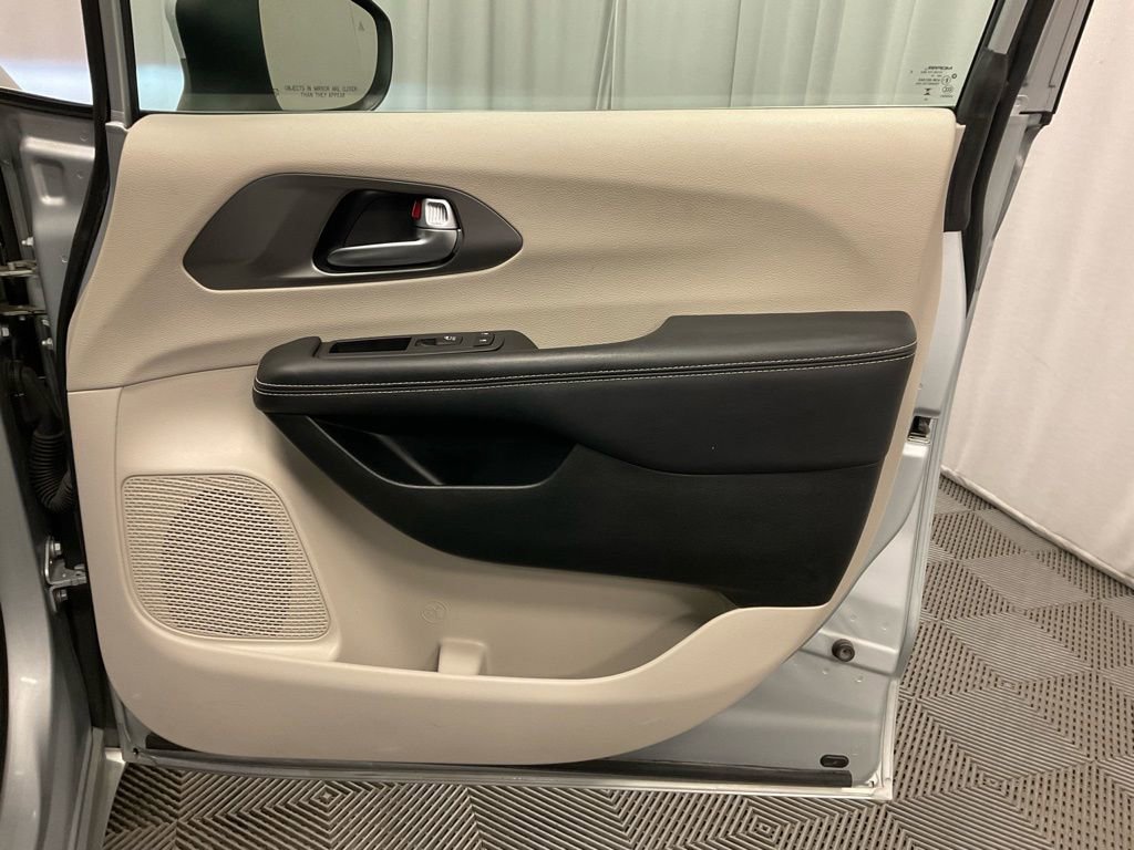 Used 2023 Chrysler Pacifica Touring-L image 25