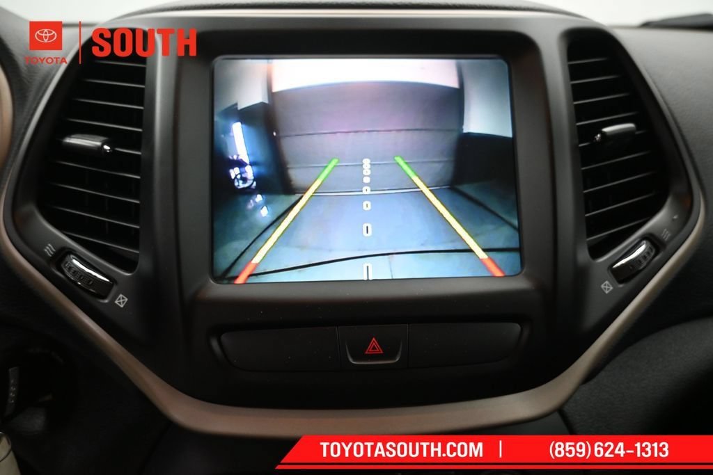 Used 2017 Jeep Cherokee Latitude w/ Comfort & Sound Group FWD image 18