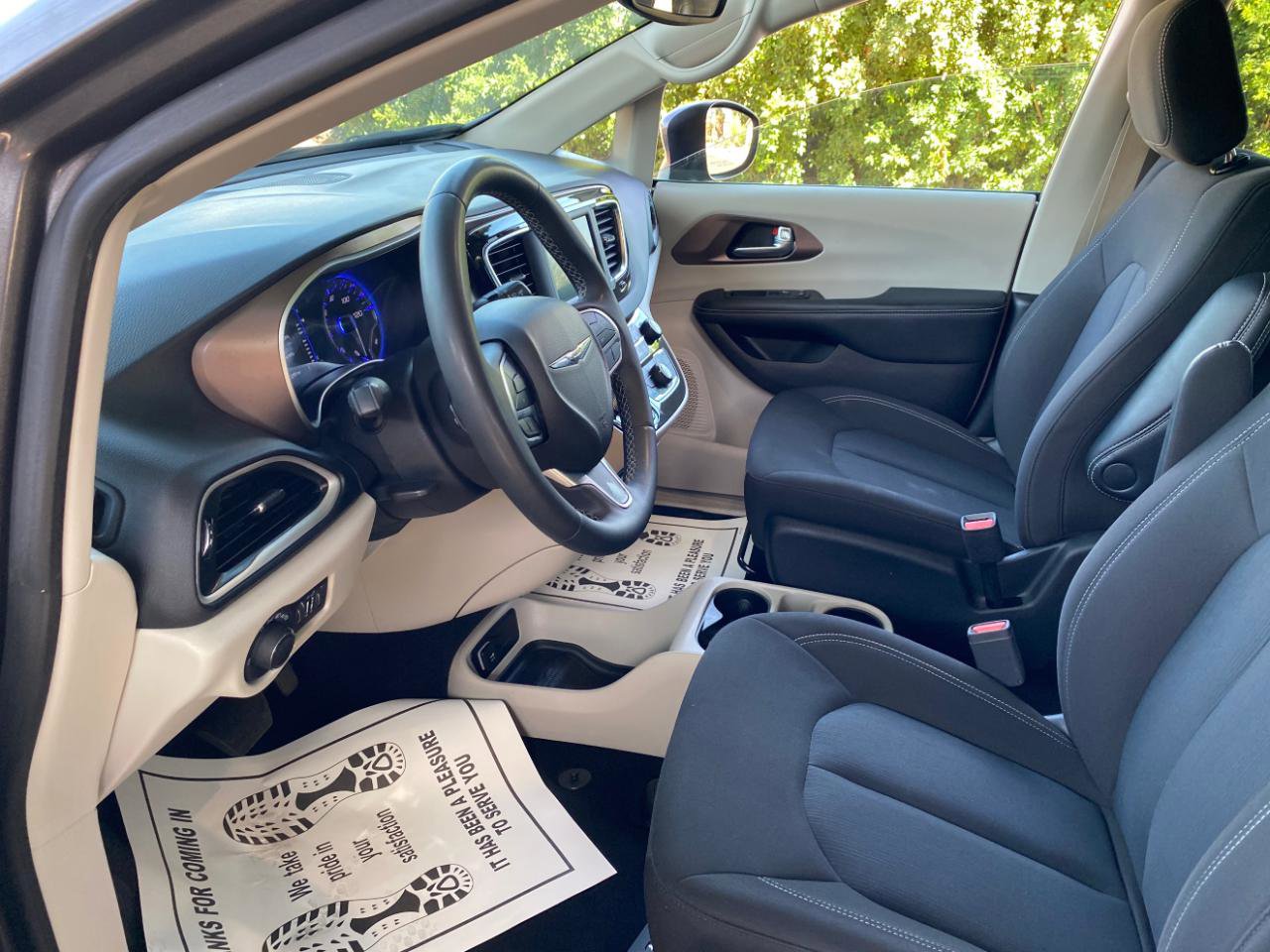 Used 2023 Chrysler Voyager LX FWD image 27