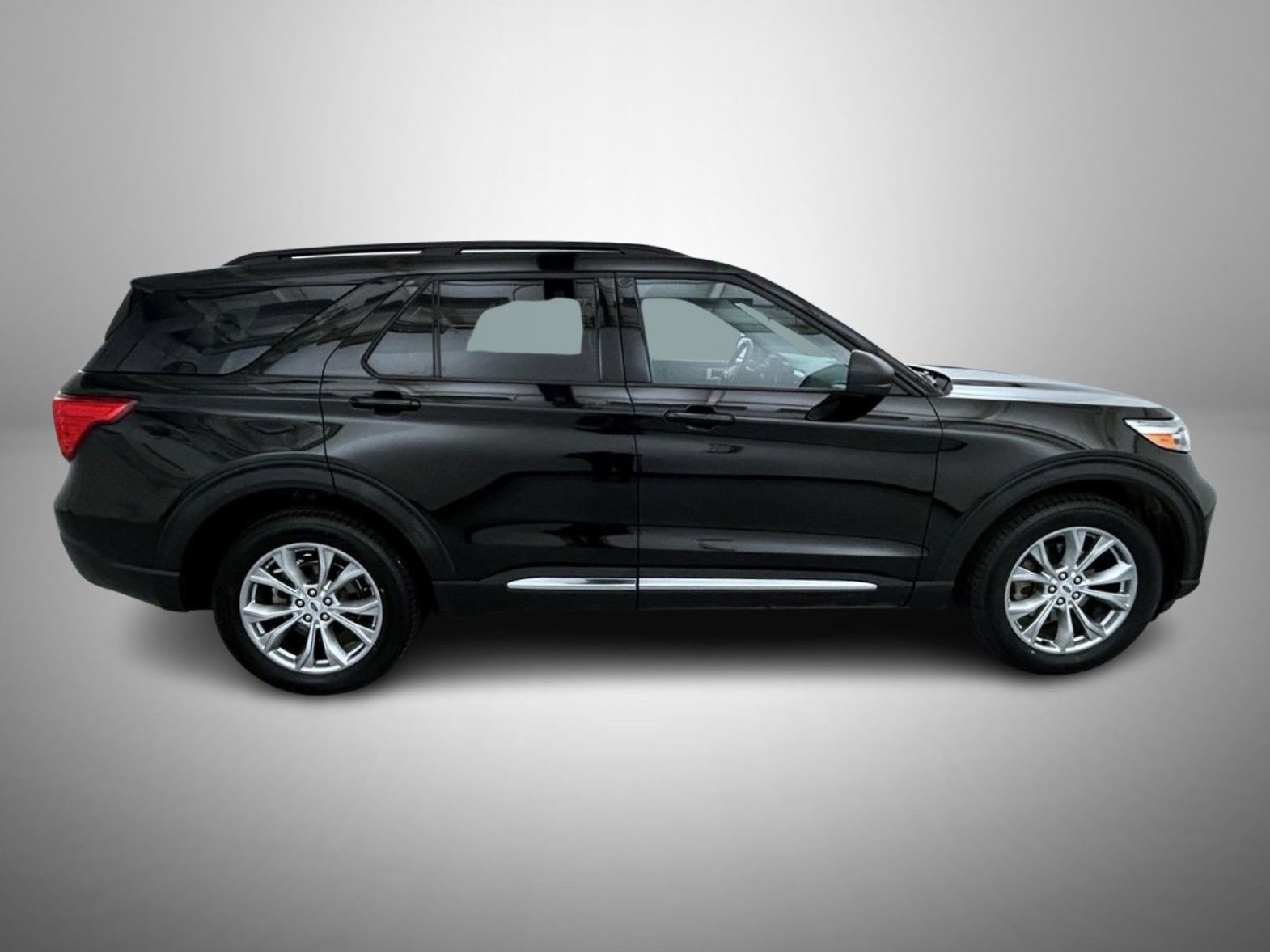 Used 2023 Ford Explorer XLT image 4