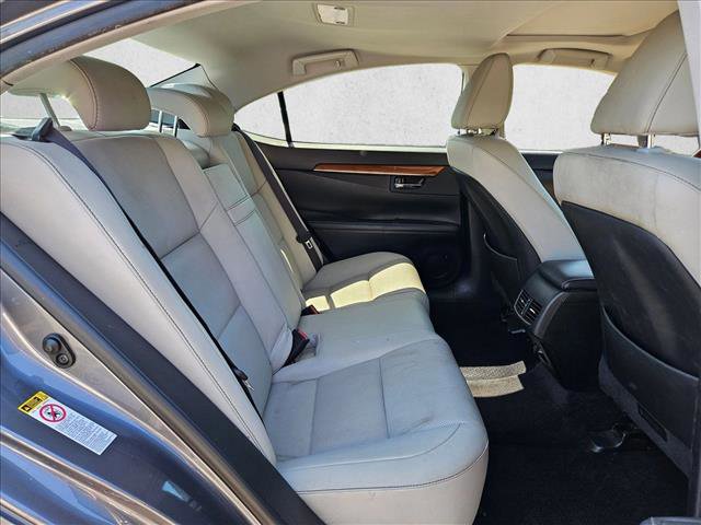 Used 2015 Lexus ES 300h w/ Premium Package w/Bamboo Trim FWD image 19