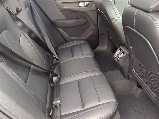 Used 2025 Volvo XC40 B5 Plus image 19