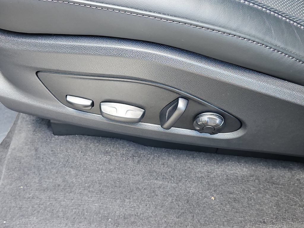 Certified 2025 Porsche Macan 4 Electric AWD/4WD image 28