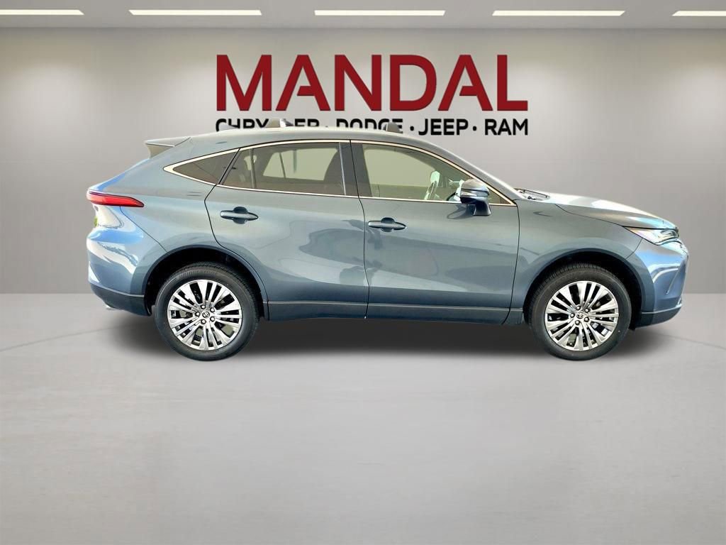 Used 2022 Toyota Venza XLE AWD/4WD image 4