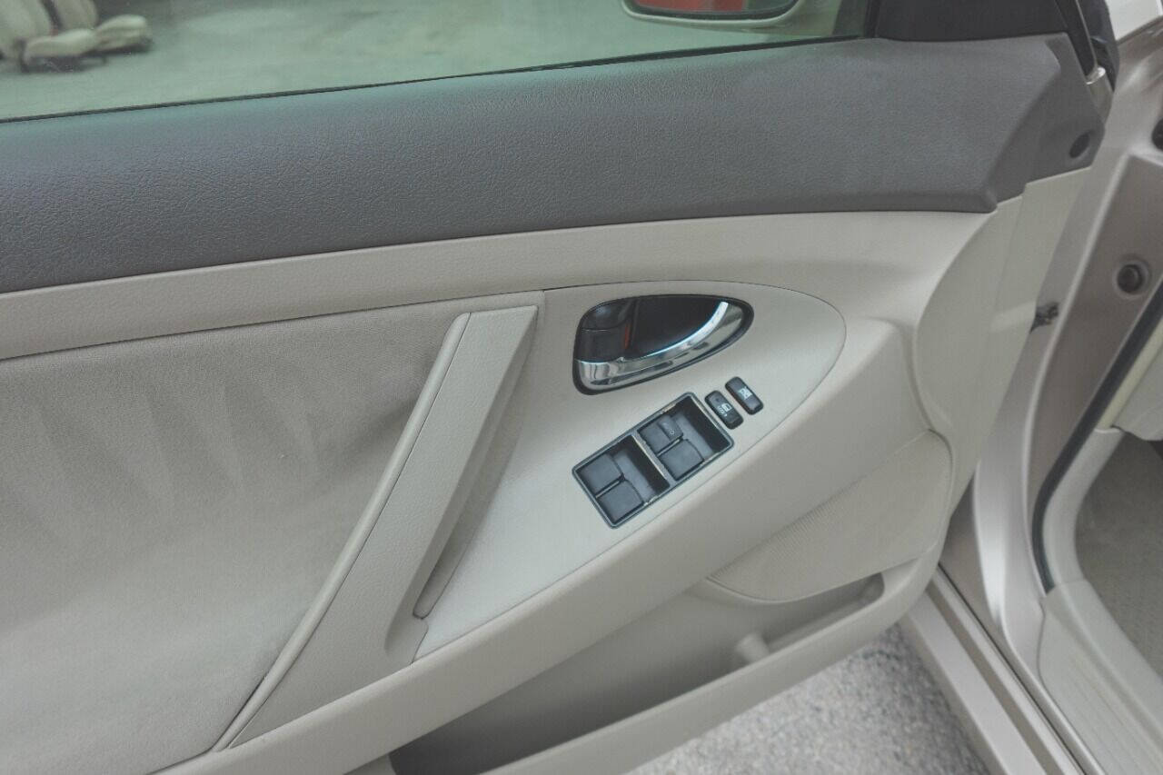 Used 2007 Toyota Camry LE FWD image 30
