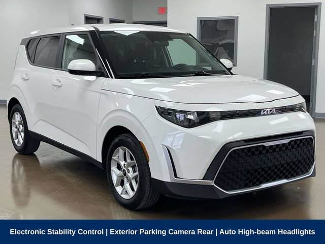 Used 2025 Kia Soul LX w/ LX Technology Package FWD image 3