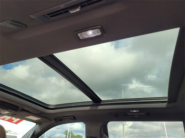 Used 2023 Chevrolet Suburban High Country image 22